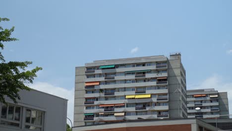 Edificio-Con-Toldos-Multicolores-En-Ginebra,-Suiza