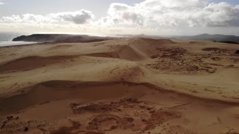 Riesige-Sandformationen-An-Der-Küste-Neuseelands,-Riesige-Sanddünen-Von-Te-Paki---Luftaufnahme