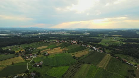 Luftdrohne-4K-Aufnahmen-Von-Dorfsummen-In-Prlekija-Bei-Sonnenuntergang
