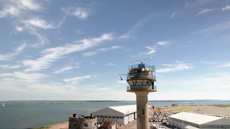 NCI-Calshot-Tower-Aussichtsstation-Mit-Rotierendem-Marineradar-Oben-Mit-Blick-Auf-Das-Küstenmeer-Tagsüber-In-Calshot,-Großbritannien