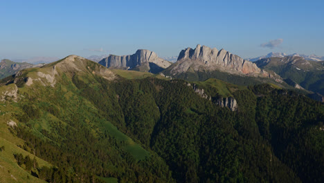 Panoramablick-Auf-Die-Landschaft-Der-Felsigen-Berge,-Täler-Und-Wälder-Des-Kaukasus,-An-Einem-Sonnigen-Tag
