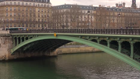 Landscape-View-Of-Notre-Dame-Bridge-Over-The-Seine-River-In-Paris,-France