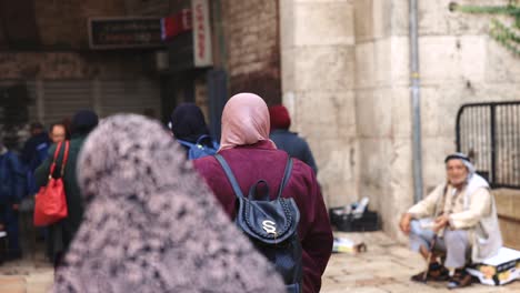 Muslimische-Damen,-Die-In-Die-Altstadt-Von-Jerusalem-Gehen