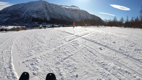 Esquí-Alpino-En-La-Estación-De-Esquí-De-Myrkdalen-Durante-Un-Hermoso-Día-De-Invierno---Vista-En-Primera-Persona-Llena-De-Acción---Clip-Estabilizado-Con-Mano