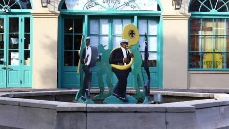 Berühmter-Instrumentenbrunnen-Vor-Der-Künstlergenossenschaft-Dutch-Alley