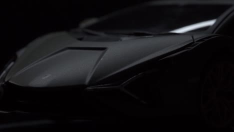 Aufschlussreiche-Lichtaufnahme-Der-Vorderseite-Eines-Luxuriösen-Schwarzen-Lamborghini-Sportwagens