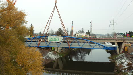 Installation-Einer-Fußgängerbrücke-Mit-Kran-Neben-Einer-Brücke-Mit-Autobahn