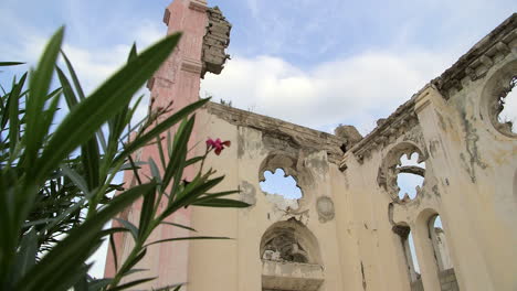 Catedral-De-Puerto-Príncipe-En-Ruinas,-ángulo-Bajo