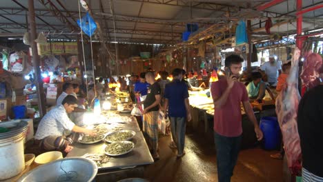 Ein-Blick-Auf-Einen-Lokalen-Fischmarkt-In-Bangladesch