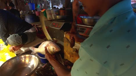 Ein-Fischverkäufer-Schneidet-Fisch-Auf-Einem-örtlichen-Fischmarkt