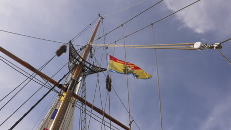 Die-Flagge-Der-Provinz-New-Brunswick-Weht-Auf-Einem-Segelboot-Vor-Blauem-Himmel