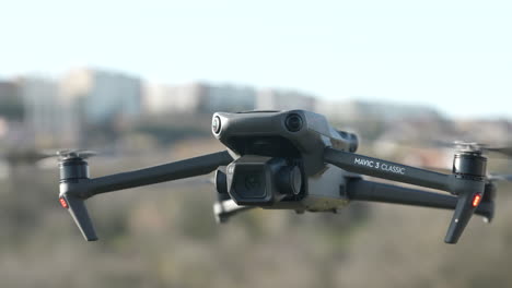 Dji-Mavic-3-Drone-Quadcopter-Clásico-Flotando-En-El-Aire,-De-Cerca