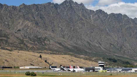 Montañas-Escarpadas-Que-Se-Elevan-Sobre-El-Aeropuerto-De-Queenstown,-Nueva-Zelanda