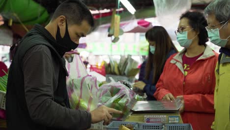 Shot-of-transaction-scene-at-Busy-traditional-Market-in-Taipei,-Taiwan