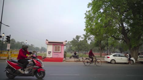 Seitenansicht-Von-Einem-Auto,-Das-Durch-Die-Gassen-Von-India-Gate,-Neu-Delhi,-Indien,-Fährt