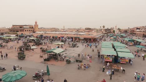 High-Angle-panning-view-of-the-square-Jemaa-el-Fna-in-Marrakesh,-Morocco