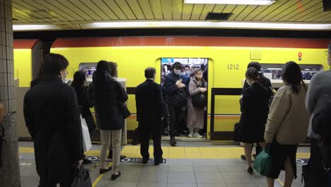 El-Concurrido-Tren-Del-Metro-De-Tokio-Llega-A-La-Estación-En-Hora-Punta