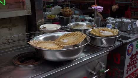 Nutritious-Bird-Nest-Soup-dessert-in-Yaowarat-Chinatown,-Bangkok,-Thailand
