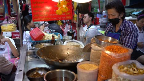 Scene-of-street-food-vendors-stir-fried-Pad-Thai-in-the-famous-Yaowarat-Chinatown,-Bangkok