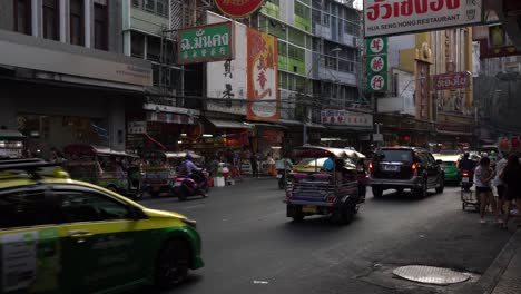 Sights-of-congested-traffic-during-rush-hours-in-the-famous-Yaowarat-Chinatown,-Bangkok,-Thailand