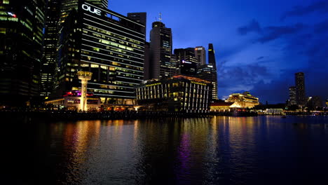 Nachtansicht-Der-Stadt-Von-Singapurs-Berühmtem-Geschäftsviertel-An-Der-Marina-Bay