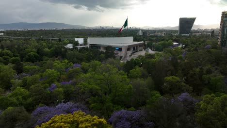 Luftaufnahme,-Die-Zum-Auditorio-Nacional-Aufsteigt,-Teilweise-Bewölkter-Tag-In-Mexiko-Stadt