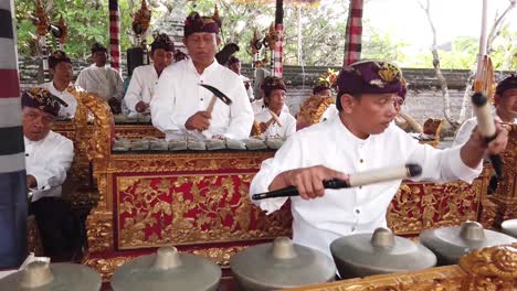 Orquesta-Asiática-De-Música-Interpreta-Una-Actuación-Religiosa-De-Gamelan-Balinés-En-Una-Ceremonia-Hindú-En-Bali,-Indonesia,-Grupo-étnico-De-Percusión