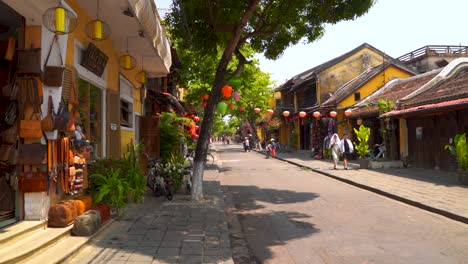 Hermosa-Calle-Vietnamita-En-Hoi,-Una-Ciudad-Declarada-Patrimonio-De-La-Humanidad-Por-La-Unesco-En-Cámara-Lenta