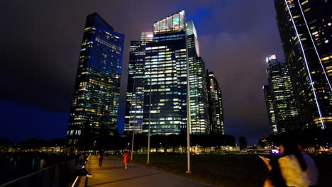 Stadtnachtansicht-Des-Geschäftsviertels-Von-Singapur-Und-Des-Bürohochhauses