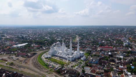Luftaufnahme-Der-Berühmten-Scheich-Zayid-Moschee-In-Indonesien-An-Einem-Sonnigen-Tag-–-Stadtbild-Von-Solo-Im-Hintergrund