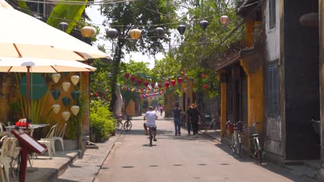 Stunning-slow-motion-scenery-in-old-town-of-Hoi-An,-Vietnam