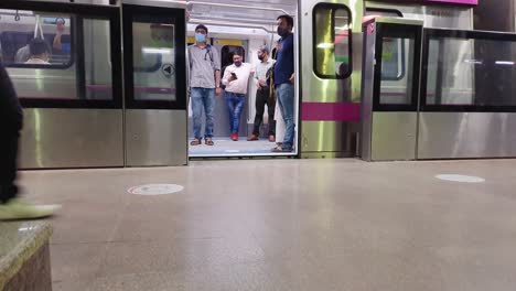 Passagier-Im-Abfahrenden-U-Bahn-Zug-Mit-Automatischem-Schließtor-Am-Bahnhof.-Das-Video-Wurde-Am-10.-April-2022-An-Der-U-Bahn-Station-Vaishali-In-Neu-Delhi,-Indien,-Aufgenommen
