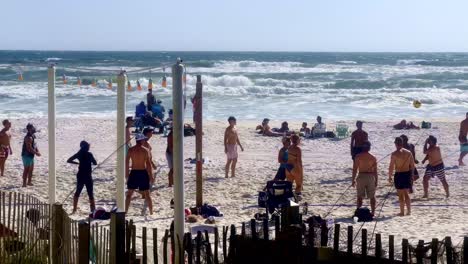 Panama-City-Beach-Florida-Volleyball,-Beachvolleyball-Mit-Brandung-Im-Hintergrund