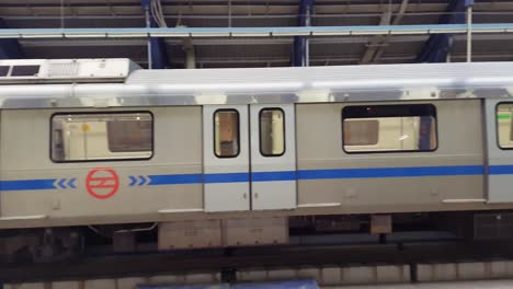 Tren-De-Metro-Aislado-Parado-En-La-Estación-De-Metro-Durante-El-Día-Desde-Un-ángulo-Plano.-El-Vídeo-Se-Toma-En-La-Estación-De-Metro-De-Vaishali,-Nueva-Delhi,-India,-El-10-De-Abril-De-2022.