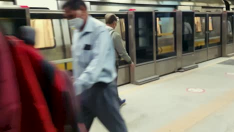 Puerta-De-Entrada-Automática-Del-Tren-Del-Metro-Que-Sale-De-La-Estación-Por-La-Mañana.-El-Vídeo-Se-Tomó-En-La-Estación-De-Metro-De-Nueva-Delhi,-Nueva-Delhi,-India,-El-10-De-Abril-De-2022.