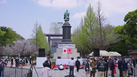 Die-Kaiserliche-Japanische-Flagge-Ist-Am-Kriegerdenkmal-Des-Yasukuni-Schreins-Ausgestellt