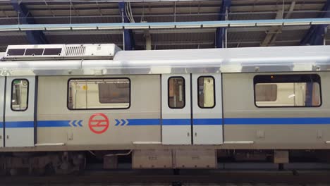Tren-De-Metro-Aislado-Parado-En-La-Estación-De-Metro-Con-Marcas-De-Entrada-Durante-El-Día-Desde-Un-ángulo-Plano.-El-Vídeo-Se-Toma-En-La-Estación-De-Metro-De-Vaishali,-Nueva-Delhi,-India,-El-10-De-Abril-De-2022.