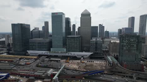 Canary-Wharf-Wolkenkratzer-Finanzviertel-London-Großbritannien-Drohnen-Luftaufnahme