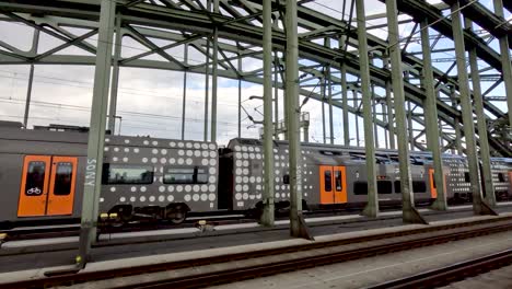 17-De-Abril-De-2023:-Rrx-Rhein-ruhr-express-Cruza-El-Puente-Hochenzollern-En-Colonia