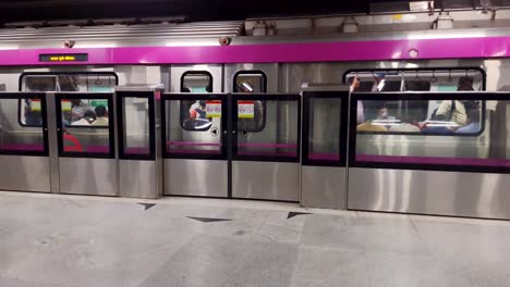 Tren-De-Metro-A-Punto-De-Salir-De-La-Estación-Con-Puerta-De-Seguridad-Cerrándose.-El-Vídeo-Se-Tomó-En-La-Estación-De-Metro-De-Hauz-Khas,-Nueva-Delhi,-India,-El-10-De-Abril-De-2022.