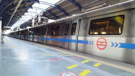 Tren-De-Metro-Aislado-Que-Sale-De-La-Estación-De-Metro-Por-La-Mañana-Desde-Un-ángulo-Plano.-El-Video-Se-Toma-En-La-Estación-De-Metro-Jankpuri-West,-Nueva-Delhi,-India,-El-10-De-Abril-De-2022.