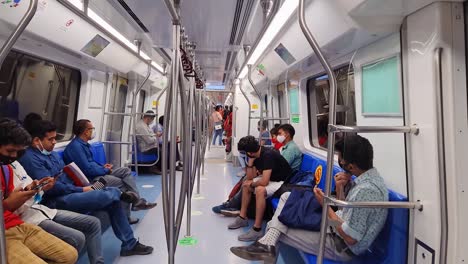Passagiere,-Die-In-Der-U-Bahn-Unterwegs-Sind,-Innenansicht-Am-Morgen.-Das-Video-Wurde-Am-10.-April-2022-An-Der-U-Bahn-Station-Neu-Delhi-In-Neu-Delhi,-Indien,-Aufgenommen