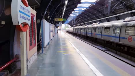 Estación-De-Metro-Aislada-Temprano-En-La-Mañana-Desde-Un-ángulo-Plano.-El-Video-Se-Toma-En-La-Estación-De-Metro-Jankpuri-West,-Nueva-Delhi,-India,-El-10-De-Abril-De-2022.