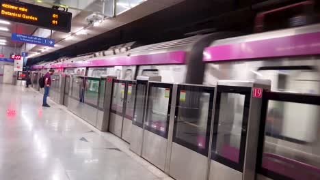 Tren-De-Metro-Que-Llega-A-La-Estación-De-Metro-Con-Pasajeros-Esperando-Para-Abordar-El-Video-Fue-Tomado-En-La-Estación-De-Metro-De-Hauz-Khas-Nueva-Delhi-India-El-10-De-Abril-De-2022