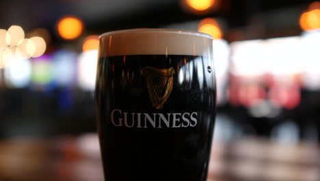 Una-Pinta-De-Cerveza-Guinness-Stout-El-Día-De-San-Patricio-En-Un-Pub-Irlandés-En-Irlanda