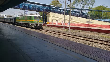 Tren-De-Mercancías-Largo-Que-Viaja-Por-Ferrocarril,-Después-De-La-Estación-De-Tren.