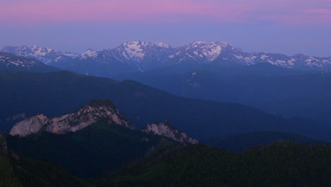 Blaue-Stunde,-Violetter-Farbton,-Abenddämmerung,-Sonnenuntergang-Am-Kaukasus,-Kawkaz-Gebirge,-Verschneite-Bergkette