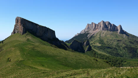Sanfte-Grüne-Hügel-Des-Kaukasus-Gebirges-Mit-Steilen-Klippen-An-Blauen-Tagen