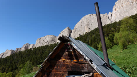 Hohe-Granitfelsen-Und-Kiefernwald-Hinter-Einer-Holzhütte-Aus-Blech,-Der-Berg-Kavkaz