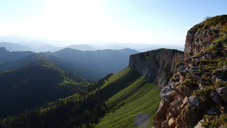 Schwenk-über-Sanftes-Gras-Und-Kiefernwaldhang-Mit-Freiliegenden-Felsklippen,-Kavkaz-Berg